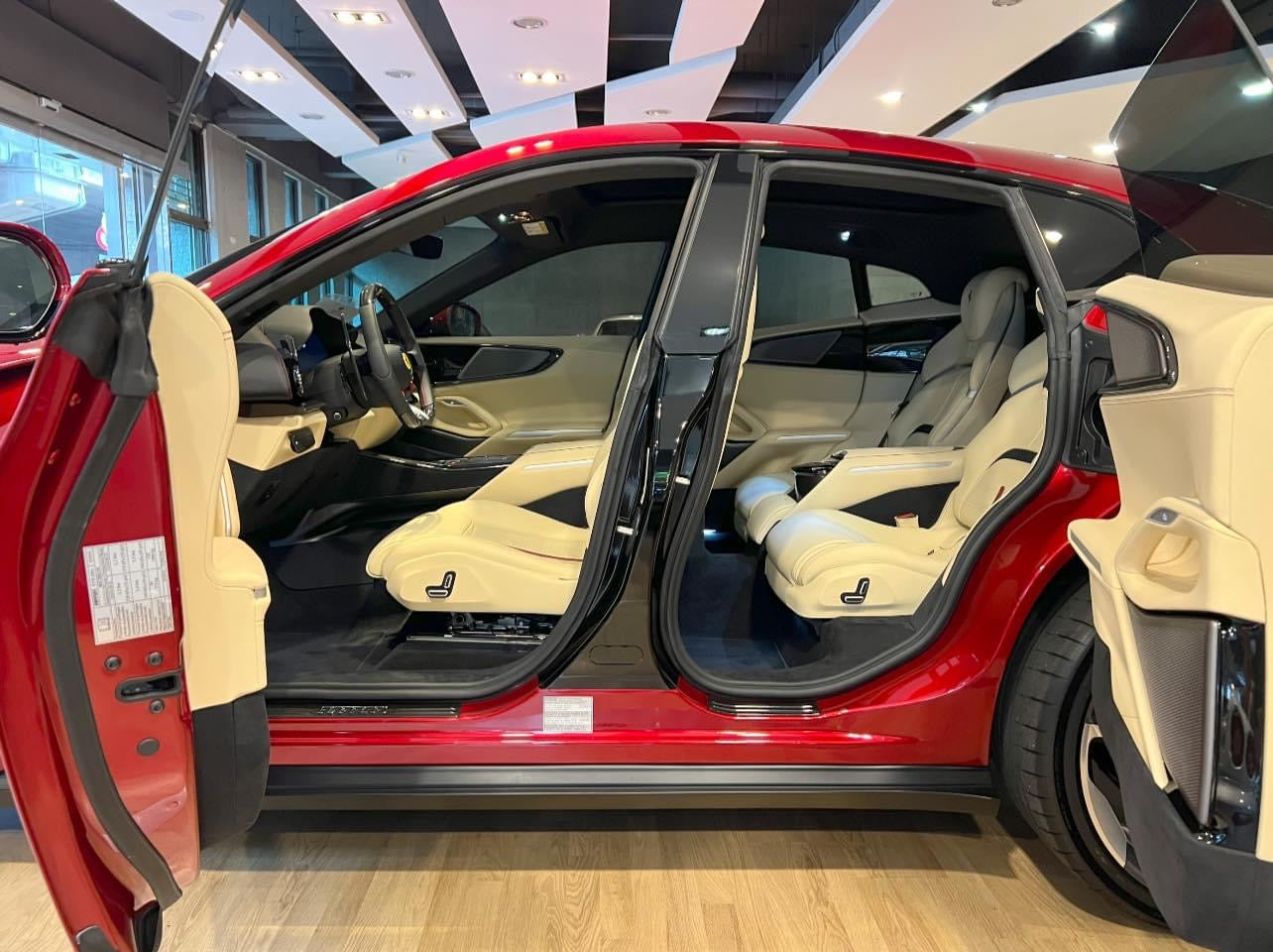 已售出-2024 Ferrari Purosangue 全新車