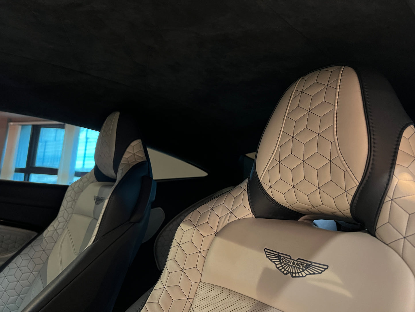 已售出-2019 AstonMartin DBS Superleggera 總代理