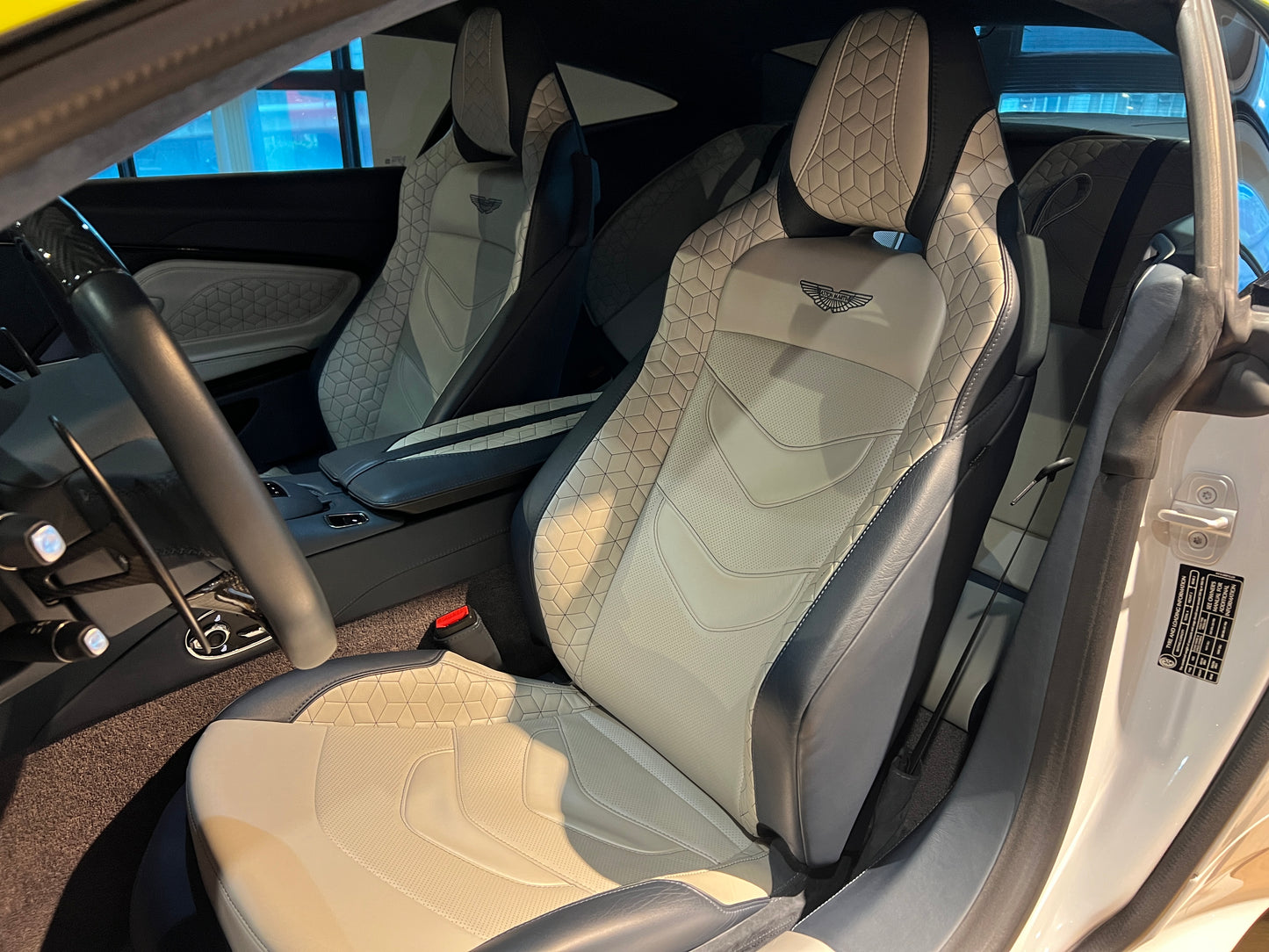 已售出-2019 AstonMartin DBS Superleggera 總代理