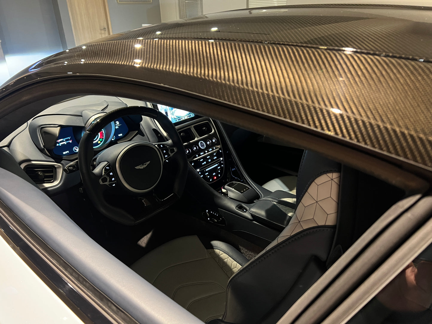 已售出-2019 AstonMartin DBS Superleggera 總代理