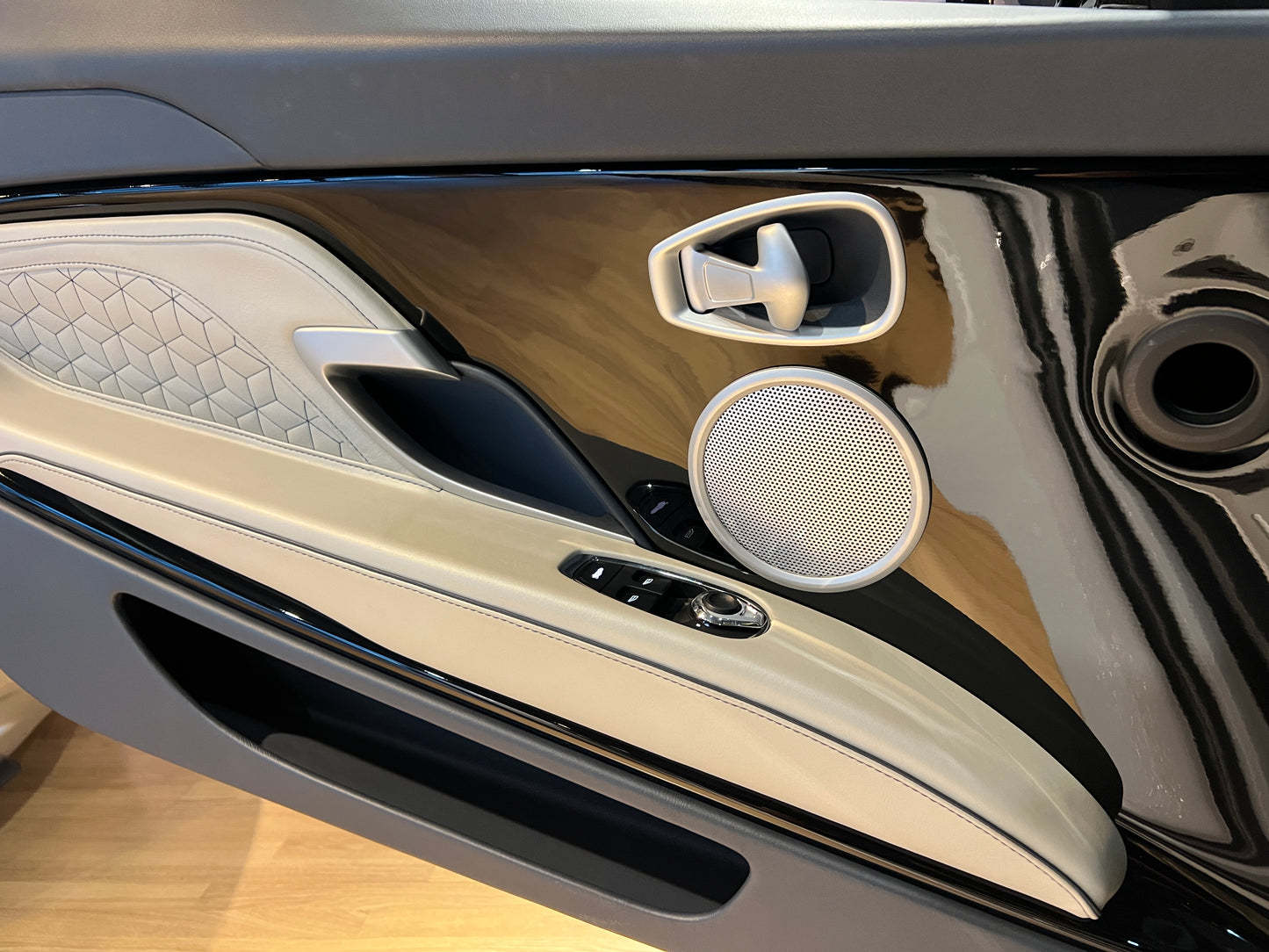 已售出-2019 AstonMartin DBS Superleggera 總代理