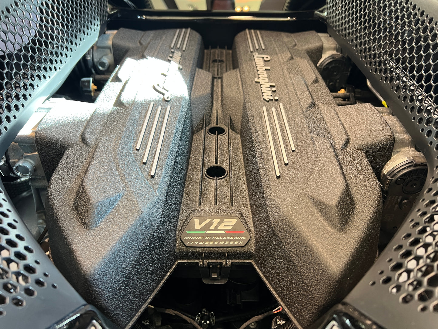 已售出-Lamborghini Revuelto 總代理
