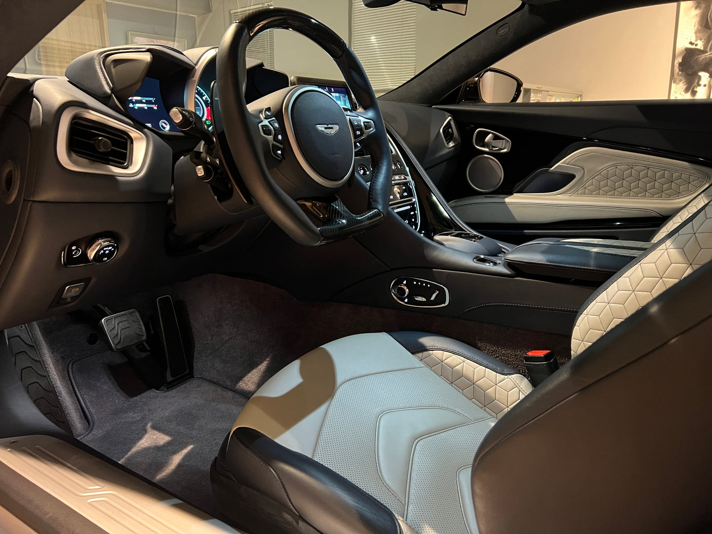 已售出-2019 AstonMartin DBS Superleggera 總代理