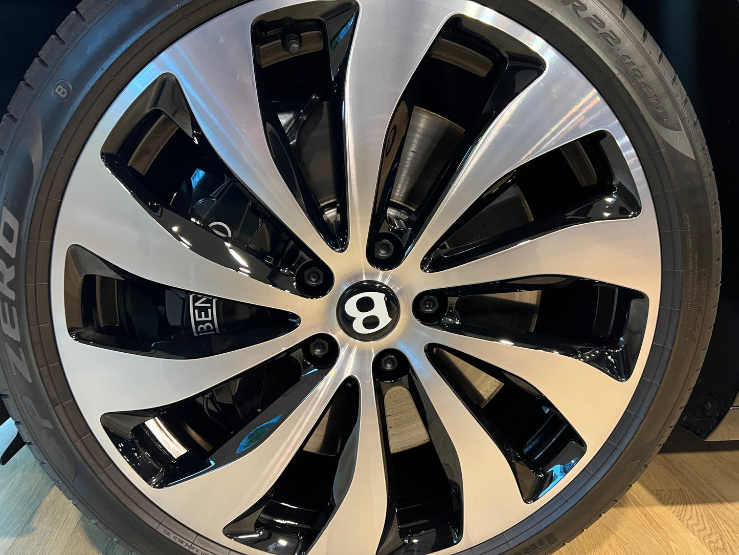 已售出-2024 Bentley FlyingSpur V8 總代理