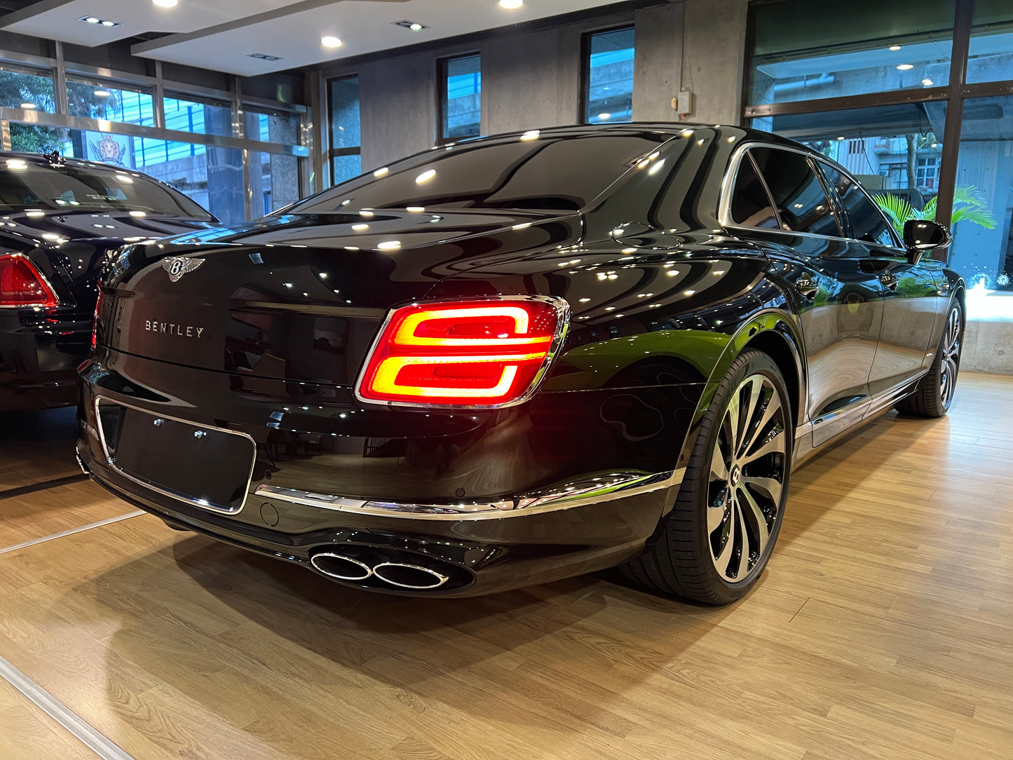 已售出-2024 Bentley FlyingSpur V8 總代理