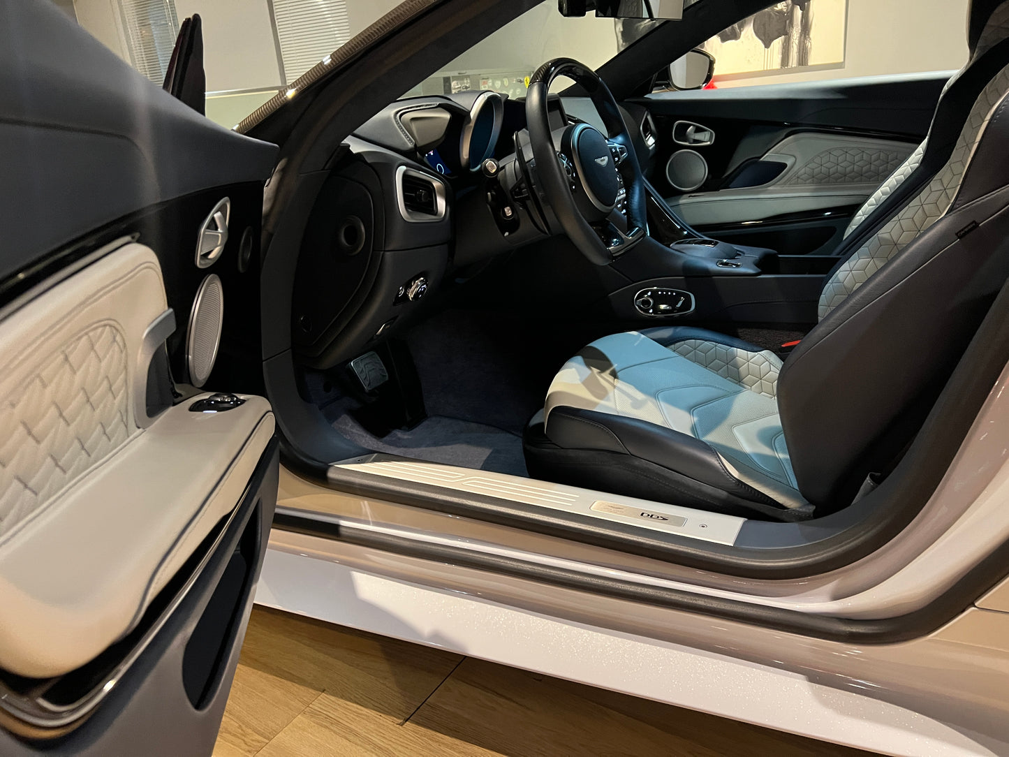 已售出-2019 AstonMartin DBS Superleggera 總代理