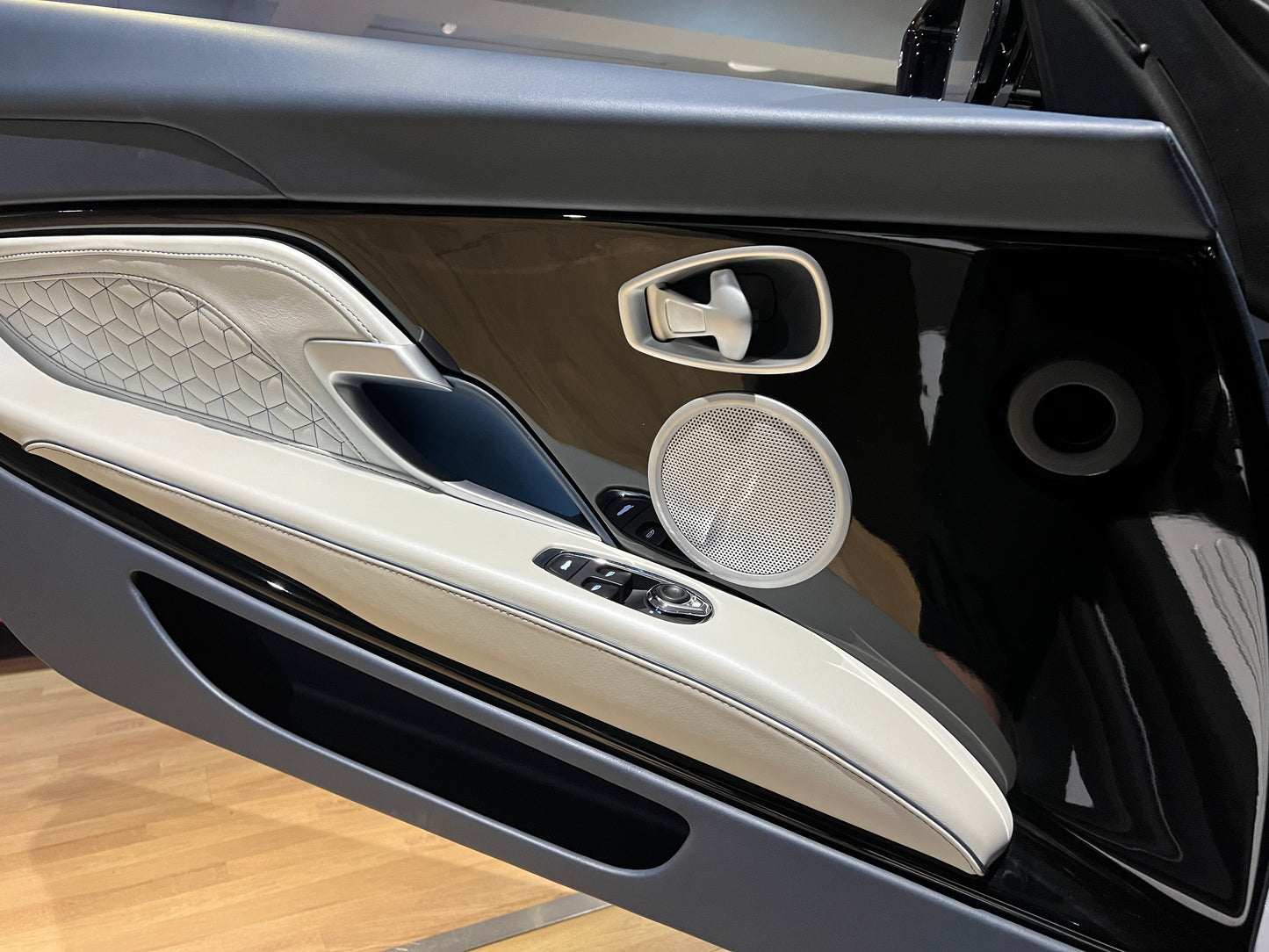 已售出-2019 AstonMartin DBS Superleggera 總代理