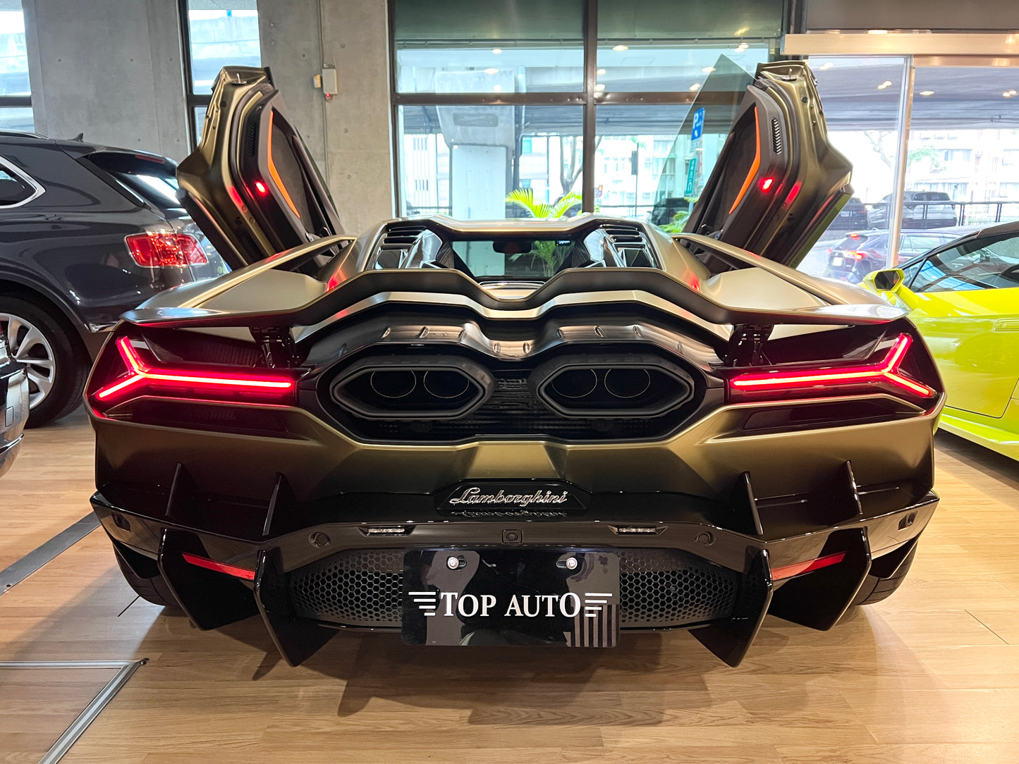 已售出-Lamborghini Revuelto 總代理