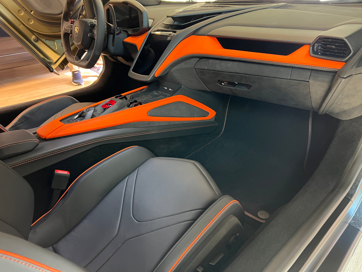 已售出-Lamborghini Revuelto 總代理