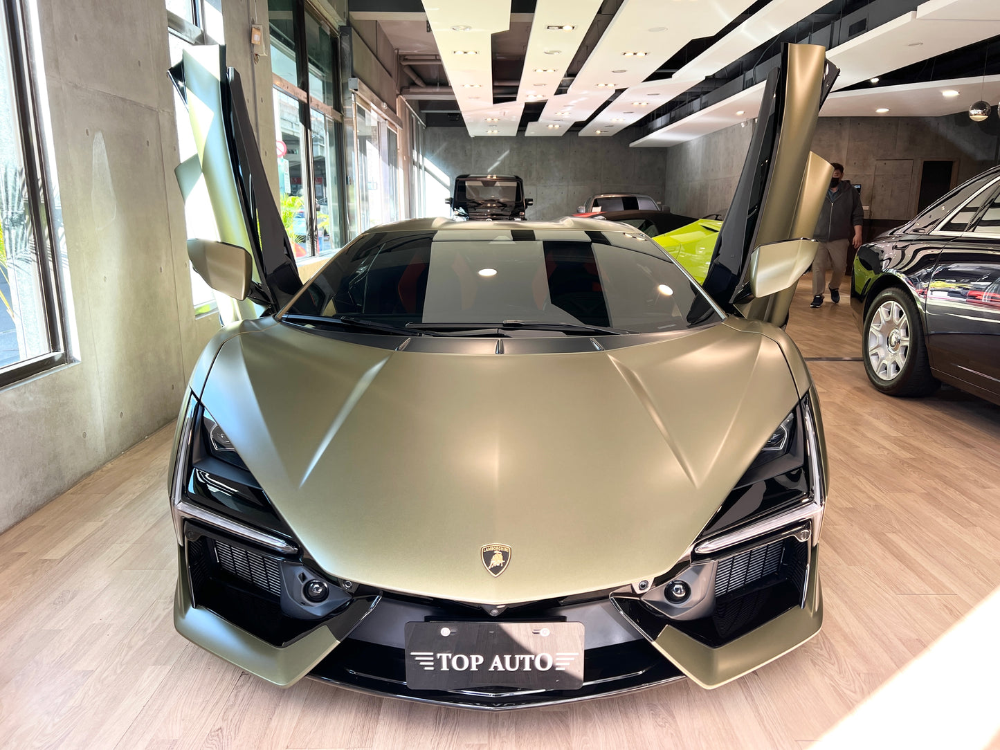 已售出-Lamborghini Revuelto 總代理