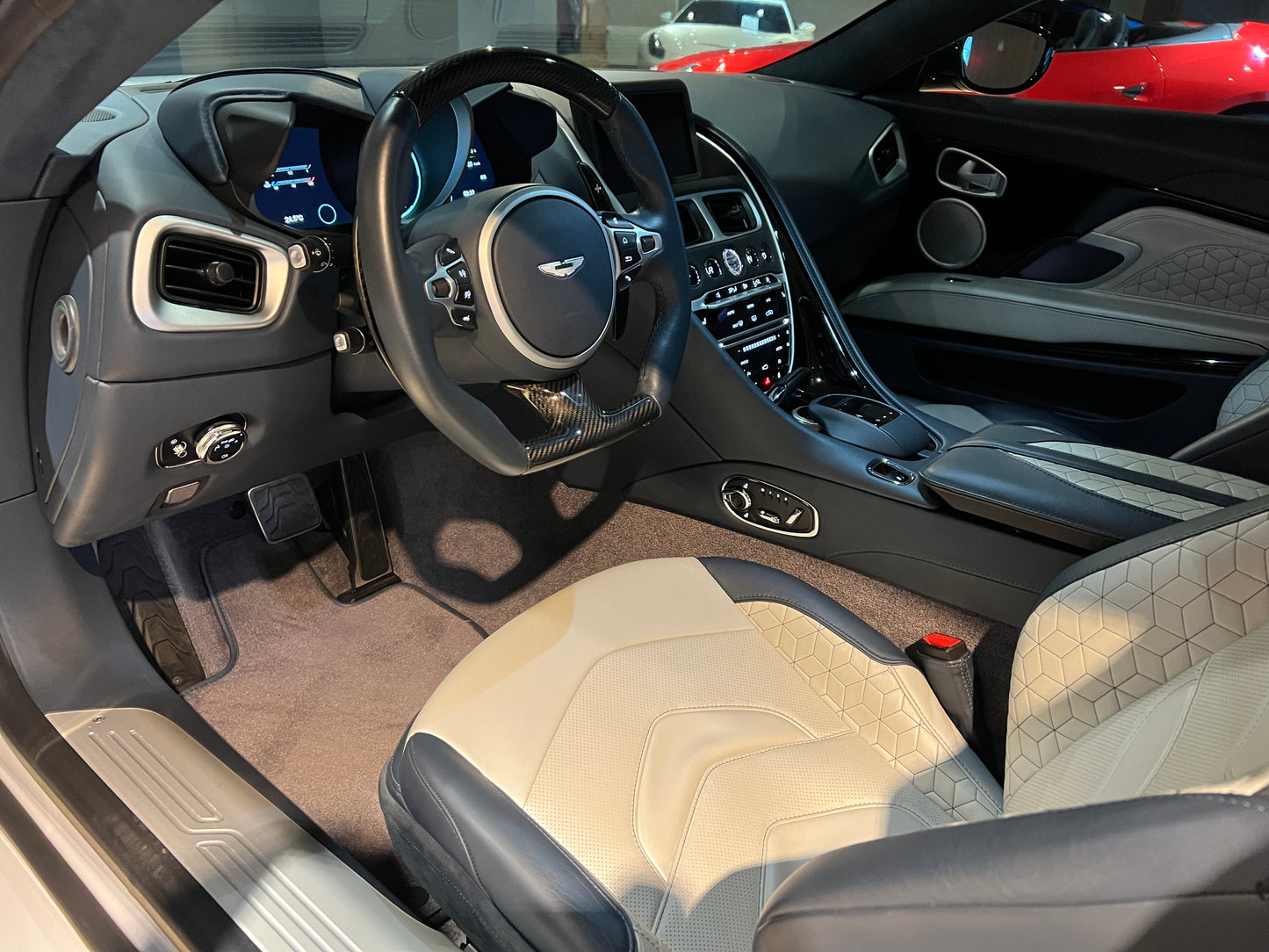已售出-2019 AstonMartin DBS Superleggera 總代理
