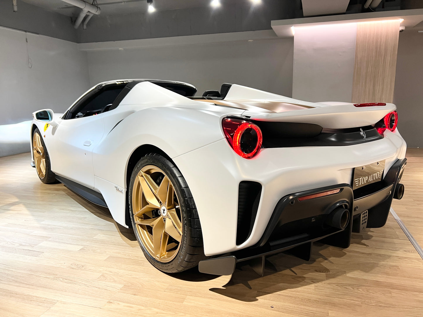 已售出-2020 Ferrari 488 Pista Spider Tailor Made 總代理