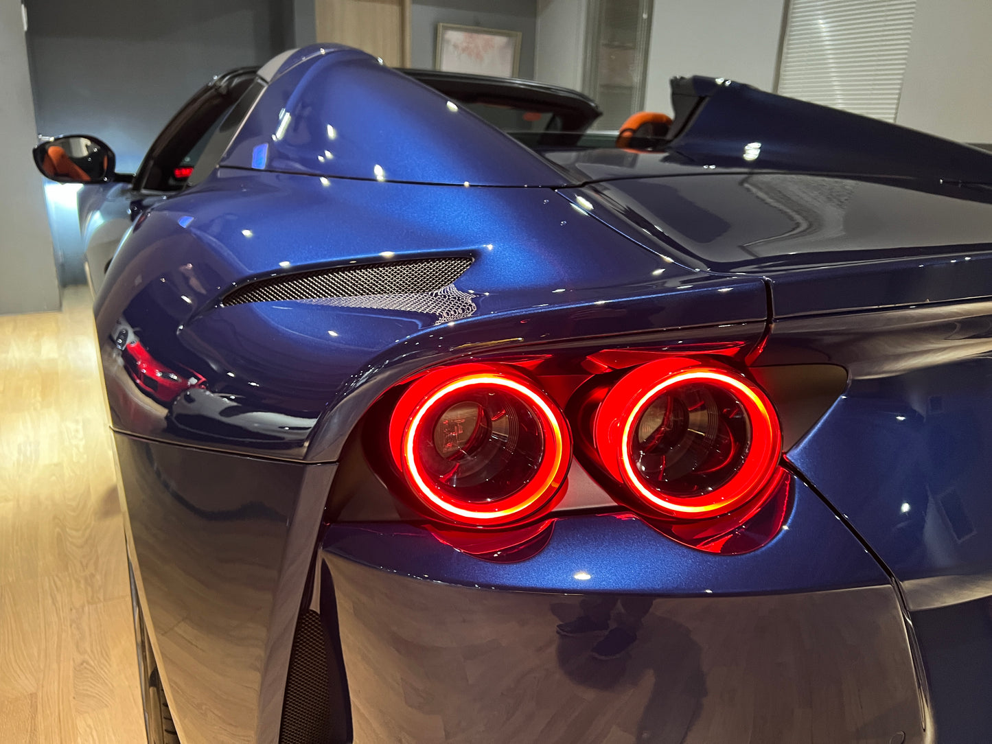 已售出-2021 Ferrari 812 GTS