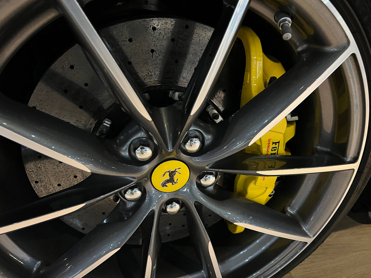 已售出-2021 Ferrari 812 GTS