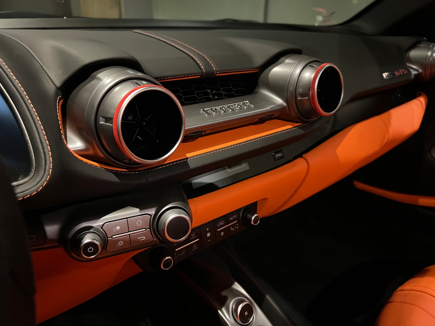 已售出-2021 Ferrari 812 GTS
