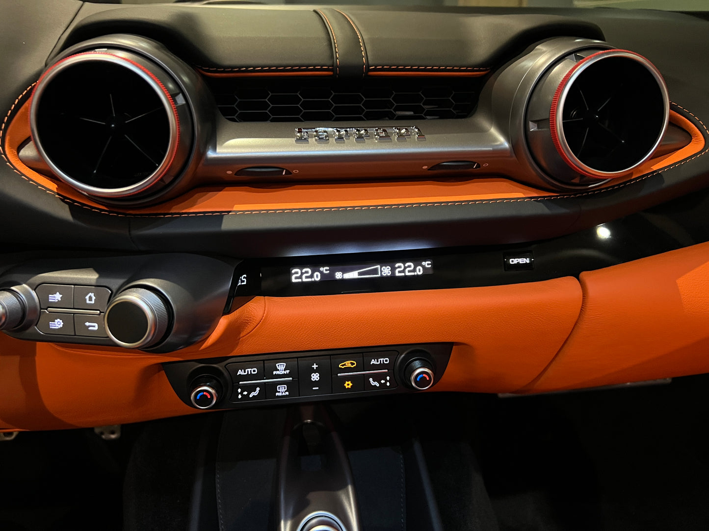 已售出-2021 Ferrari 812 GTS