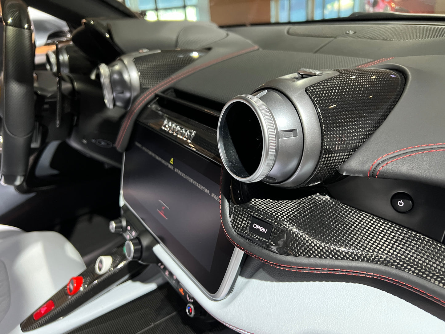 已售出-2019 Ferrari GTC4 Lusso V12 總代理