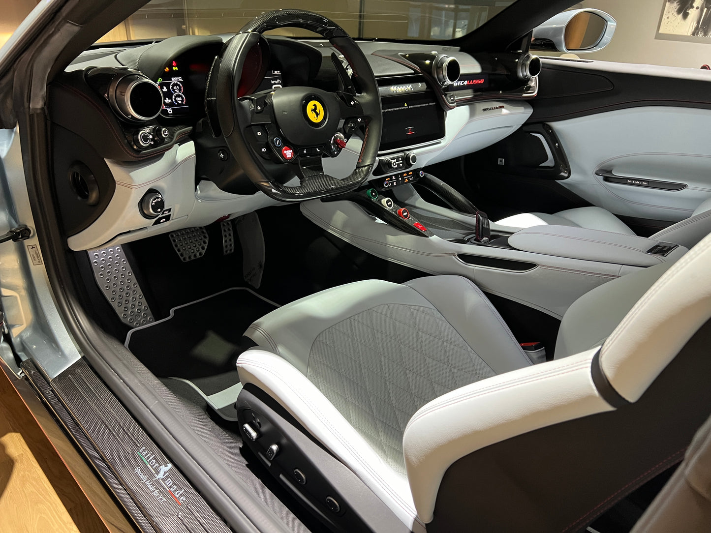 已售出-2019 Ferrari GTC4 Lusso V12 總代理