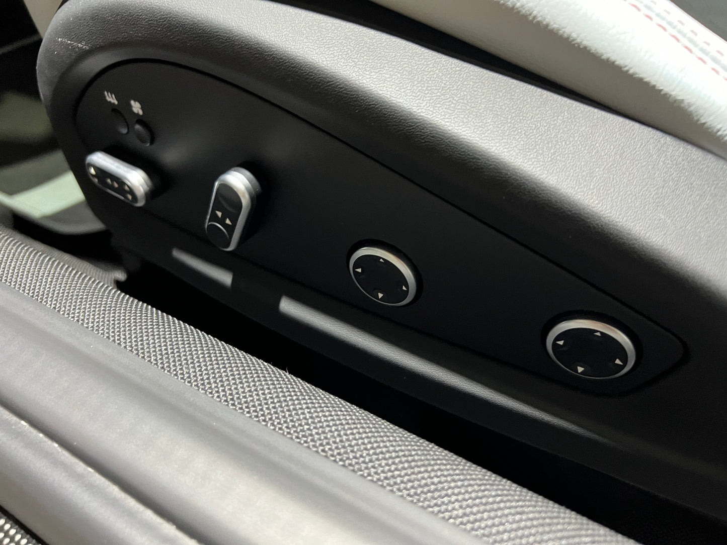 已售出-2019 Ferrari GTC4 Lusso V12 總代理