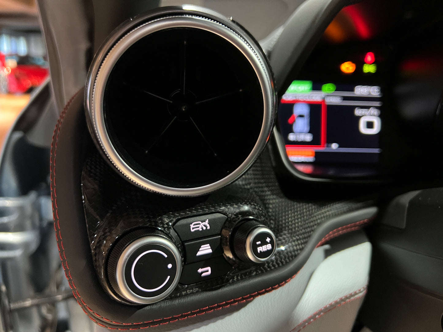已售出-2019 Ferrari GTC4 Lusso V12 總代理