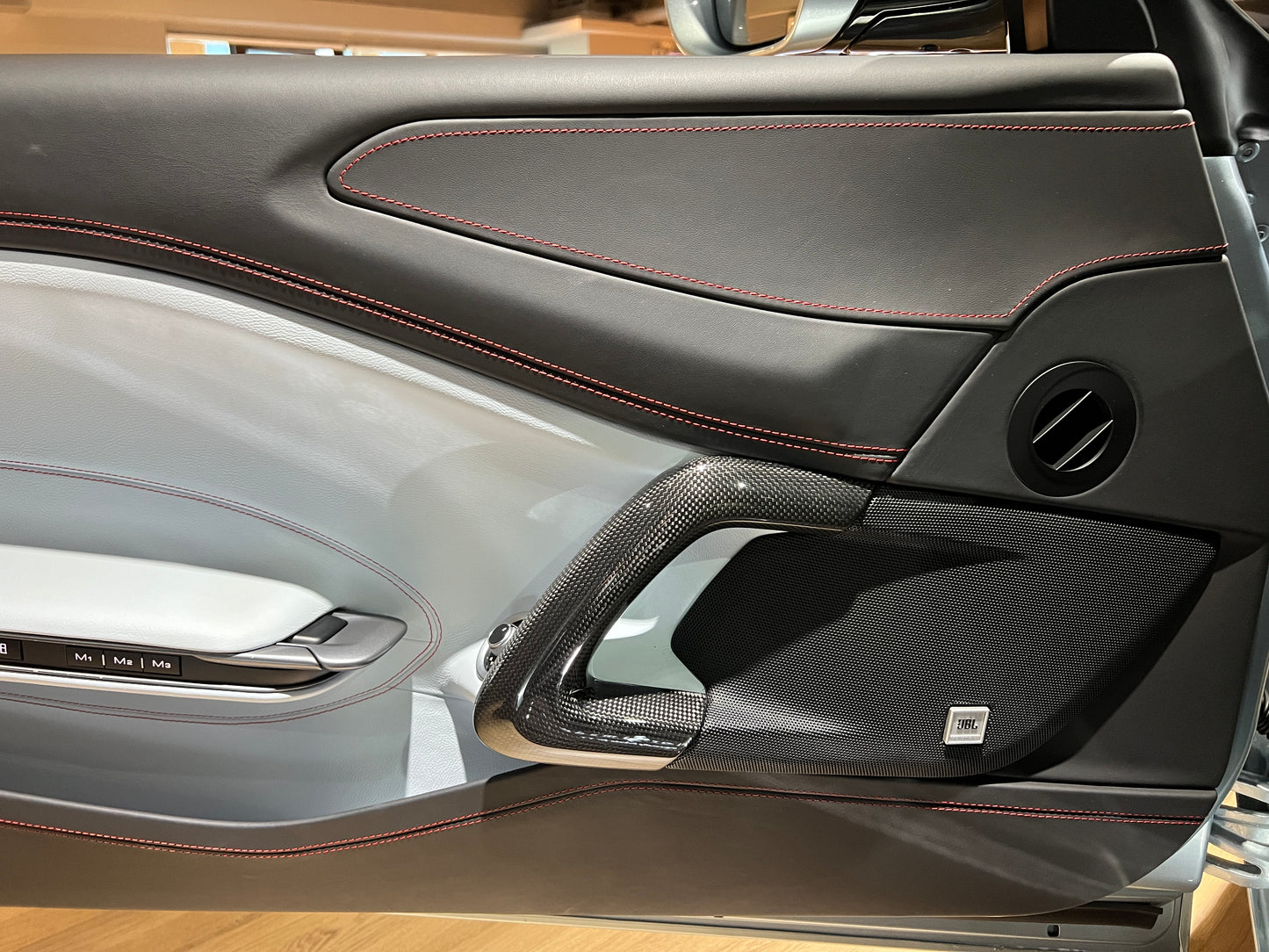已售出-2019 Ferrari GTC4 Lusso V12 總代理