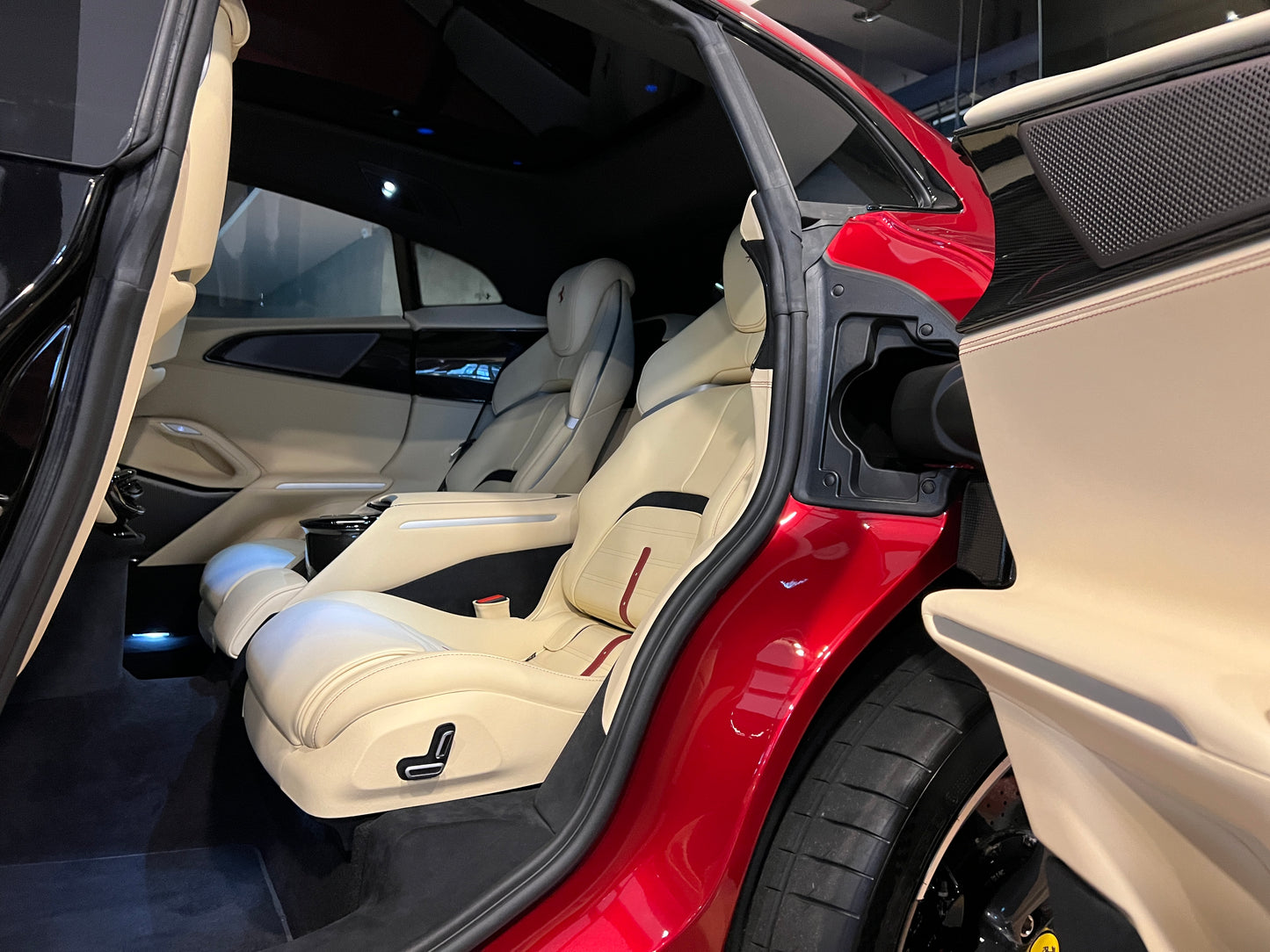 已售出-2024 Ferrari Purosangue 全新車