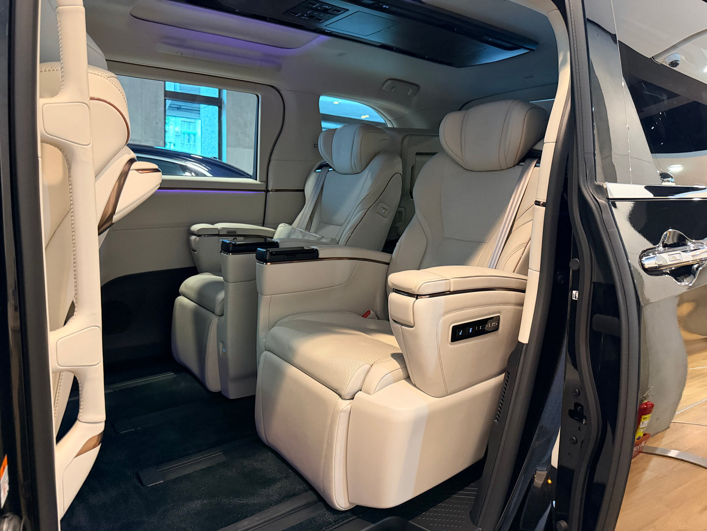 2025 Lexus LM500 h 總代理