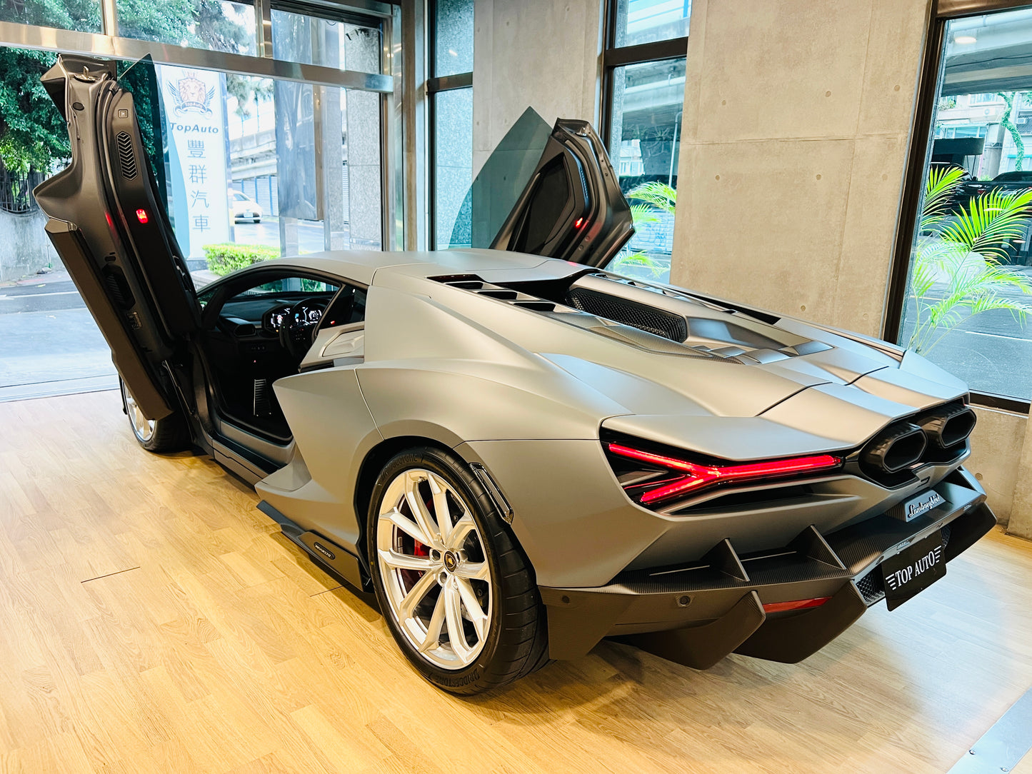 已售出-Lamborghini Revuelto 總代理全新車