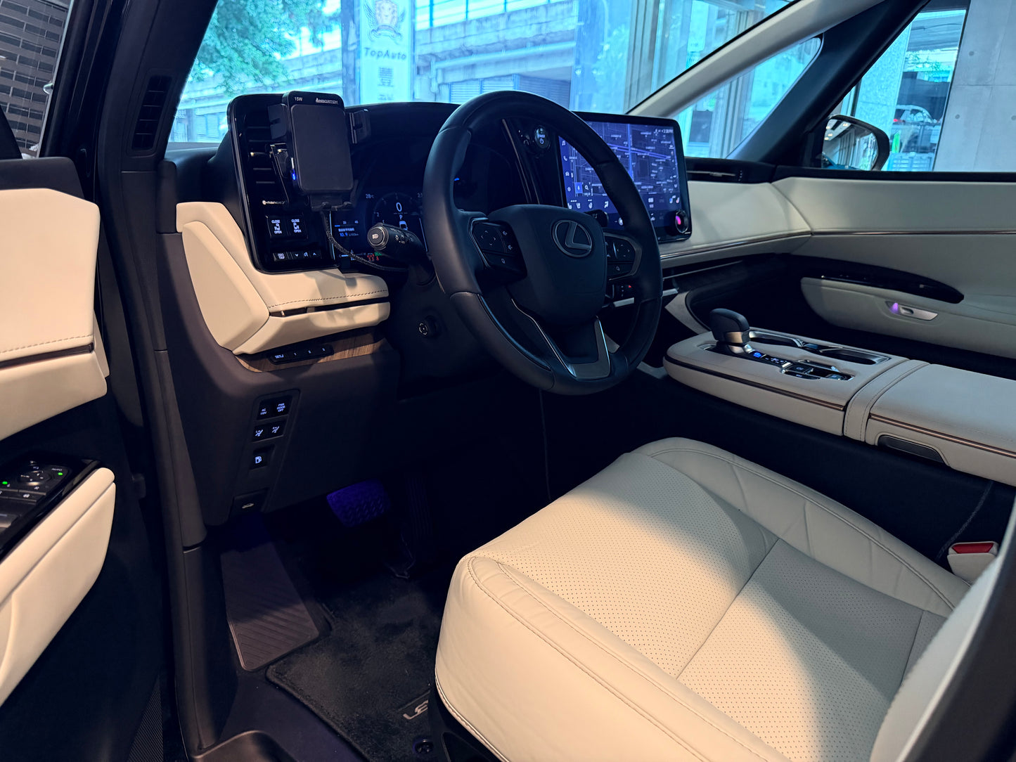 2025 Lexus LM500 h 總代理