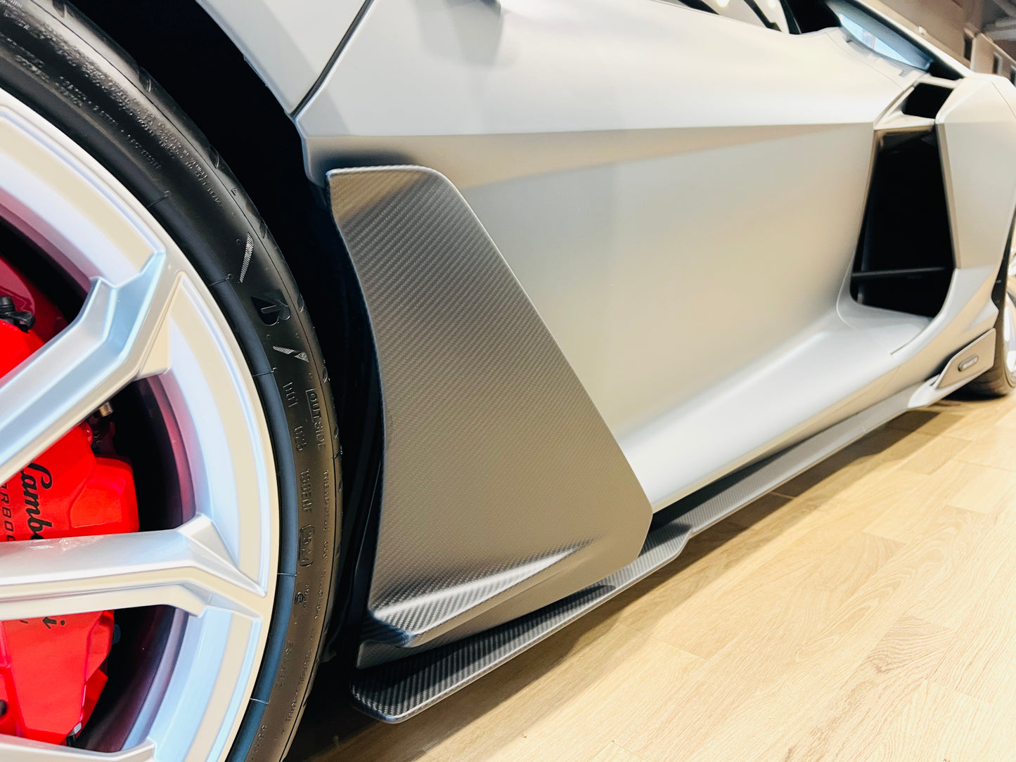已售出-Lamborghini Revuelto 總代理全新車