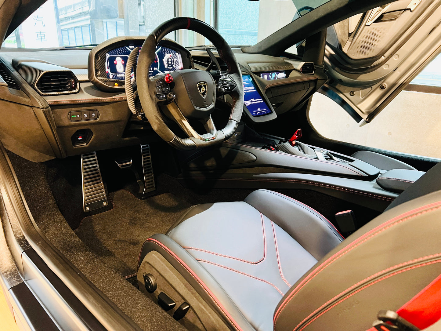 已售出-Lamborghini Revuelto 總代理全新車