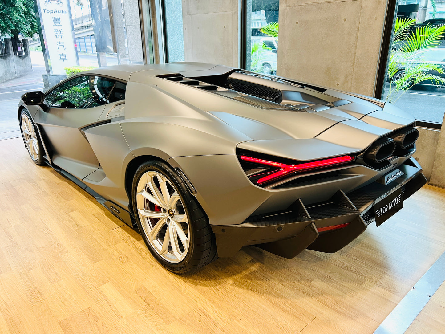 已售出-Lamborghini Revuelto 總代理全新車