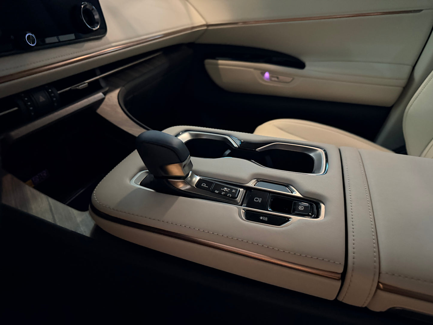2025 Lexus LM500 h 總代理